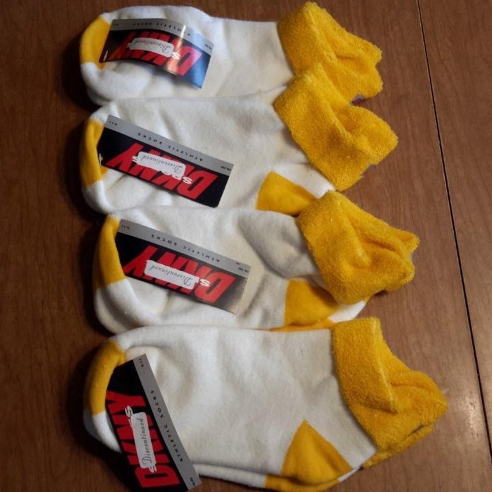 WOMEN'S NEW DKNY ATHLETIC SOCKS 4 PAIRS WHITE & YELLOW